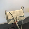 Minimalistische grüne Umhängetasche mit matter Textur und Vintage Metall-Schnalle - Gebrochenes Weiß
