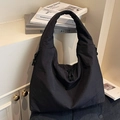 Borsa tote nera imbottita con dettagli a coulisse e design spazioso in stile minimal - Nero