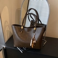 Grande borsa tote vintage marrone scuro con nappa di perline e dettagli dorati - Caffè (Con Ciondolo)
