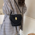 Minimalistische schwarze Beuteltasche aus mattem Leder mit goldenem Drehverschluss - Schwarz