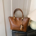 Borsa tote retrò in pelle marrone scuro da donna con logo dorato e nappa di perline - Marrone Giallo (Con Ciondolo)