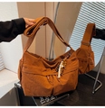 Detalle del bolso bandolera de nailon marrón con cuentas de madera y correa ajustable - Marrón con colgante