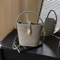 Elegante graue Eimertasche mit goldenem Drehverschluss und verstellbarem Gurt - Grün