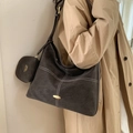 Dunkelbraune Wildleder-Tragetasche mit weißen Kontrastnähten und kleiner Münztasche - Braun