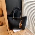 Borsa tote nera in pelle martellata con logo dorato e ciondolo di perline boho - Nero (Con Ciondolo)