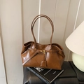 Vintage bruine leren tote bag met decoratieve gesp en een lange schouderband voor dames - Bruin
