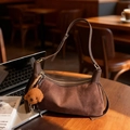 Dunkelbraune Wildleder-Unterarmtasche mit Lederriemen und süßem Teddybär-Anhänger - Kaffee mit Anhänger