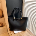 Grand sac cabas noir en cuir texturé avec d'élégants détails métalliques dorés - Noir (Sans Pendentif)