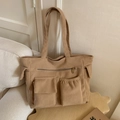 Dettaglio della borsa tote in velluto a coste kaki con tasche e trama a costine - Cachi