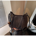 Detailansicht braune Shopper-Tasche aus Mattleder mit Blatt-Anhänger und Markenlogo - Kaffeebraun (Mit Anhänger)