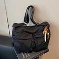 Bolso bandolera negro con bolsillos frontales dobles y colgante de cuentas étnicas - Negro con colgante