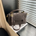 Klassische dunkelbraune Umhängetasche mit matter Gold-Hardware und feiner Lederoptik - Braun