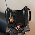 Klassische schwarze matte Eimertasche aus Leder mit Blumenanhänger und Goldbeschlägen - Schwarz (Mit Anhänger)