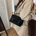 Minimalistische schwarze Umhängetasche aus Mattleder mit goldenen Details am Model - Schwarz