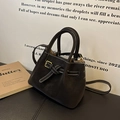 Borsa a secchiello in pelle opaca marrone scuro con cuciture bianche e fibbia dorata - Nero