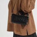 Bolso bandolera negro con textura de leopardo y elegantes detalles metálicos plata - Negro