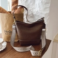 Dunkelbraune Beuteltasche mit Retro-Faltenstruktur und gewebtem Schulterriemen - Braun