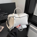 Elegante bolso bandolera blanco en cuero mate con asa superior y cremallera plateada - Blanco