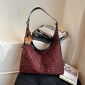 Burgunderfarbene Hobo-Tasche mit Leopardenmuster, Lederriemen und dekorativem Blumenanhänger - Mit Anhänger / Rot