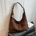 Große Hobo-Tasche mit Leopardenmuster aus Wildlederimitat und Vintage-Blumenanhänger - Mit Anhänger / Braun