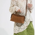 Bolso bandolera marrón oscuro con estampado de leopardo y herrajes plateados puesto en modelo - Marrón