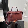 Sac Boston bordeaux mat tendance avec finitions argentées et bandoulière amovible - Rouge