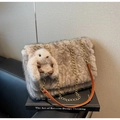 Dettaglio borsa shopper in peluche marrone con catena dorata e ciondolo a coniglio - Grigio Chiaro con Ciondolo