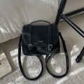 Vista detallada de un bolso bandolera de cuero sintético negro con correas decorativas - Estilo Solapa Vintage (1107588) / Negro