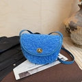 Blaue Satteltasche aus flauschigem Kunstpelz mit goldenem Drehverschluss-Detail - Blau