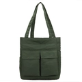 Detalle del bolso tote de nailon verde oscuro con bolsillos frontales y correas anchas - Verde