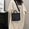 Bolso tote minimalista de nailon negro con logo de cuero y herrajes dorados con correa - Negro