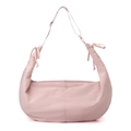 Dettaglio borsa a mezzaluna in nylon rosa chiaro con tracolla regolabile e fiocco decorativo - Rosa