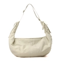 Dettaglio della tracolla regolabile e delle pieghe con coulisse sulla borsa hobo - Bianco Sporco