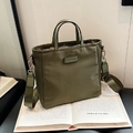 Bolso tote verde oliva con correa ancha y logo CLEAROK sobre fondo minimalista - Verde