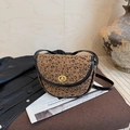 Vintage Umhängetasche mit Leopardenmuster in Braun und schwarzem Lackleder-Besatz - Leopardenprint