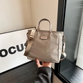 Elegante bolso tote de nailon caqui con logo de CLEARUK y correa de hombro ajustable - Gris
