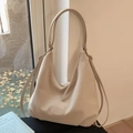 Minimalistische cremefarbene Hobo-Tasche mit Logo-Prägung und breitem Schultergurt - Weiß