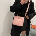 Bolso de mano de nailon rosa con correa ajustable combinado con blazer negro - Rosa