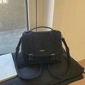 Zaino vintage nero opaco in finta pelle scamosciata con patta e fibbie - Nero