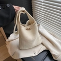 Secchiello in maglia crema con chiusura a bottone in legno e trama intrecciata - Bianco Sporco