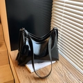 Borsa hobo nera in pelle cerata con tracolla regolabile e dettagli in metallo argento - Nero