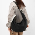 Grande borsa a tracolla nera in nylon a mezzaluna con ampia tracolla regolabile - Nero