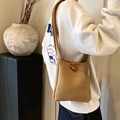 Borsa a secchiello in maglia marrone con fibbia in corno di legno indossata dal modello - Cachi