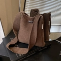 Borsa a secchiello in maglia marrone scuro con chiusura ad alamaro e etichetta MISS - Marrone