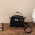 Matte schwarze Vintage-Umhängetasche mit Kontrastnähten und goldener Schnalle - Schwarz