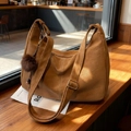 Bruine suède shopper met pluche pompon en verstelbare schouderband in retro-stijl - Warm Kameelbruin Met Bedeltjes