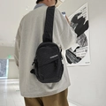 Bolso de pecho a cuadros blancos y negros con logo TENGRUN y correa ancha - Negro