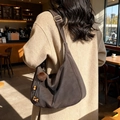 Retro bruine suède hobo tas met verstelbare riem en decoratieve kwastjes hanger - Ebbenhout met Hanger