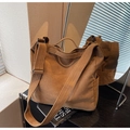 Details des verstellbaren Riemens und der Seitentasche an der braunen Canvas-Tasche - Braun