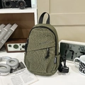 Bolso bandolera de cuadros verde oliva con correa negra y textura de nailon - Verde